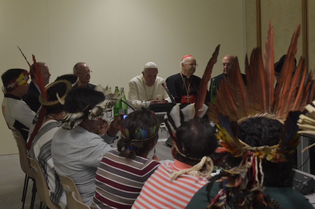 papa e indigenas 1