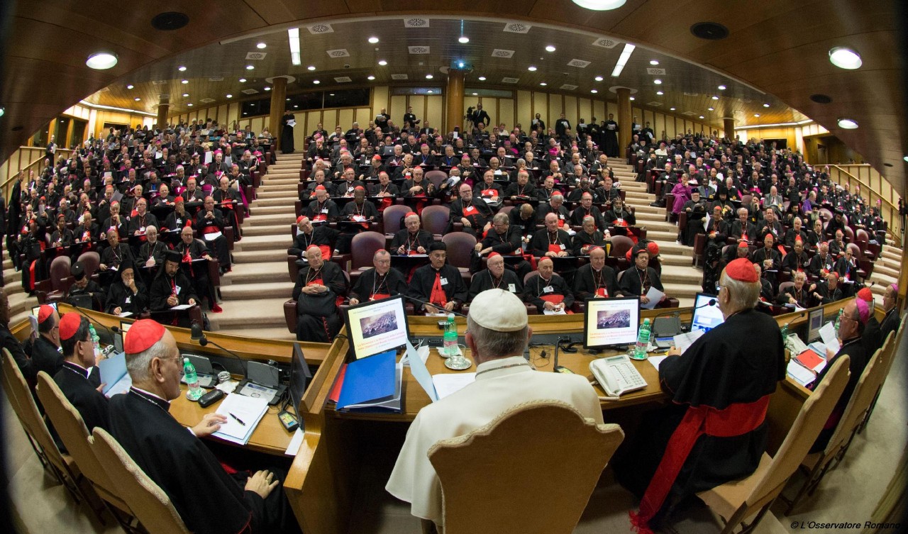 aula del sinodo con obispos