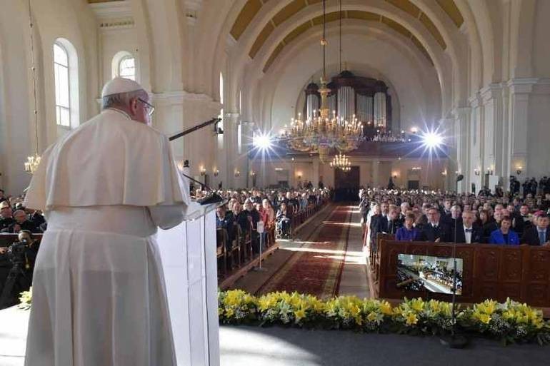 Papa-in-Estonia-incontro-ecumenico-con-i-giovani-l-amore-non-e-morto-ci-chiama-e-ci-invia_articleimage